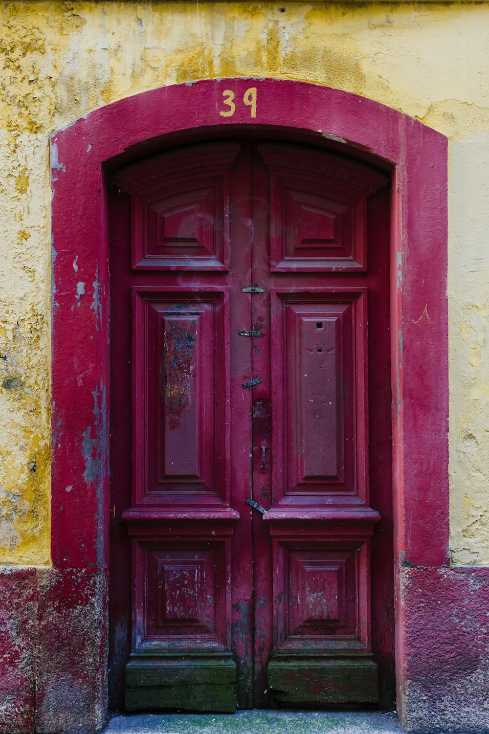 una puerta roja con un número