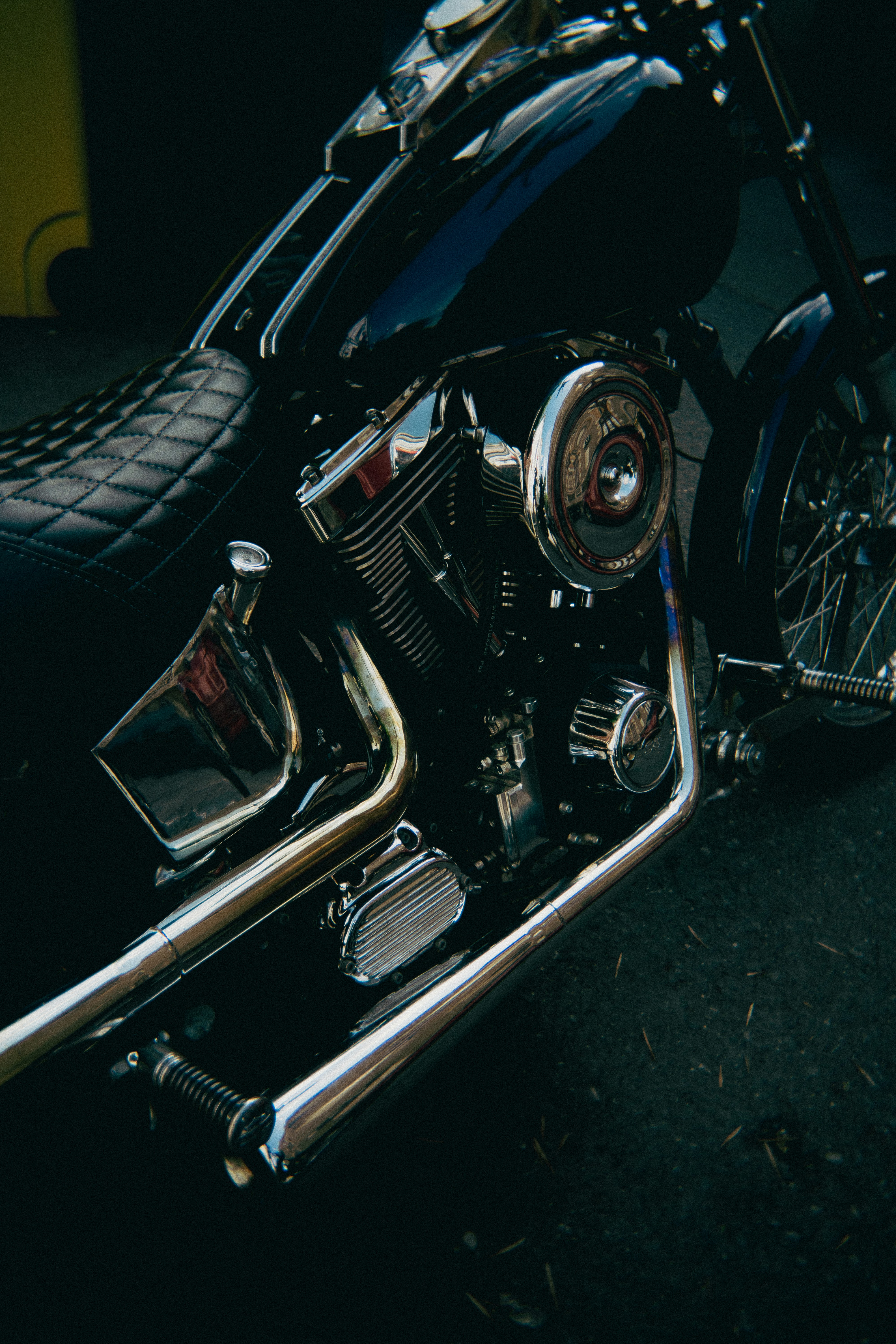 Un primer plano de una motocicleta estacionada en una calle