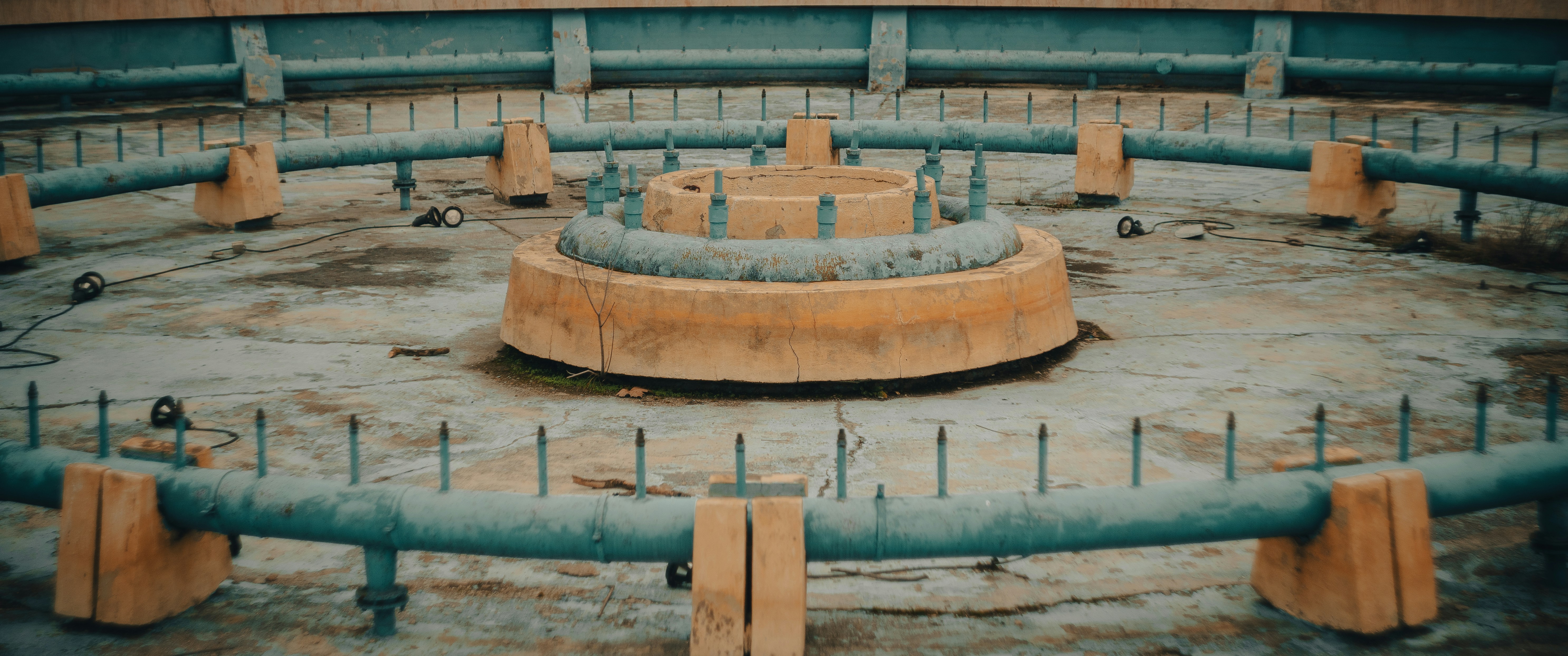 una estructura circular de hormigón con barras azules a su alrededor