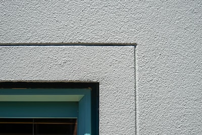 a cat sitting in a window sill of a building