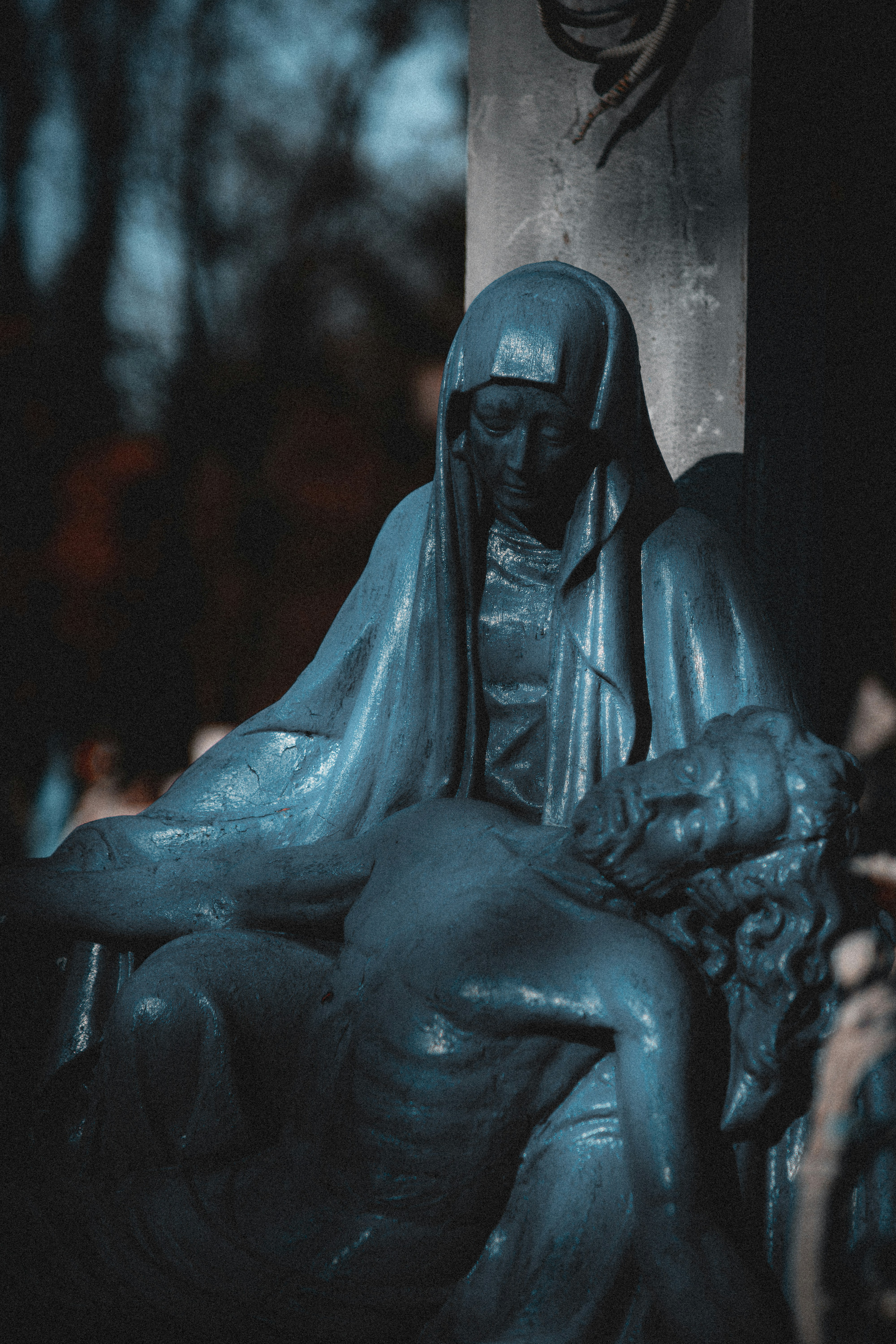 eine Statue einer Frau, die ein Kind auf dem Arm hält