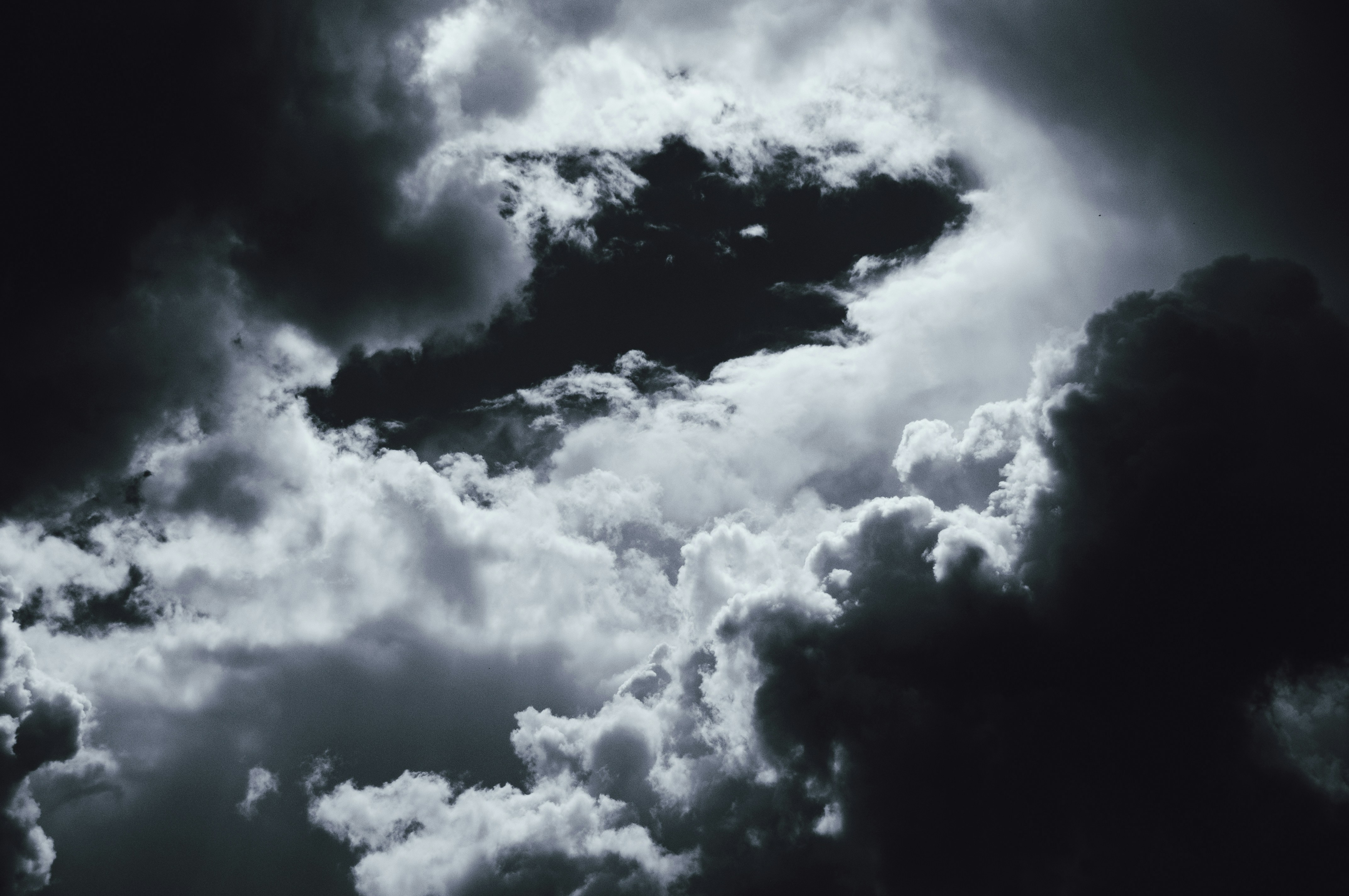 Una foto en blanco y negro de nubes en el cielo