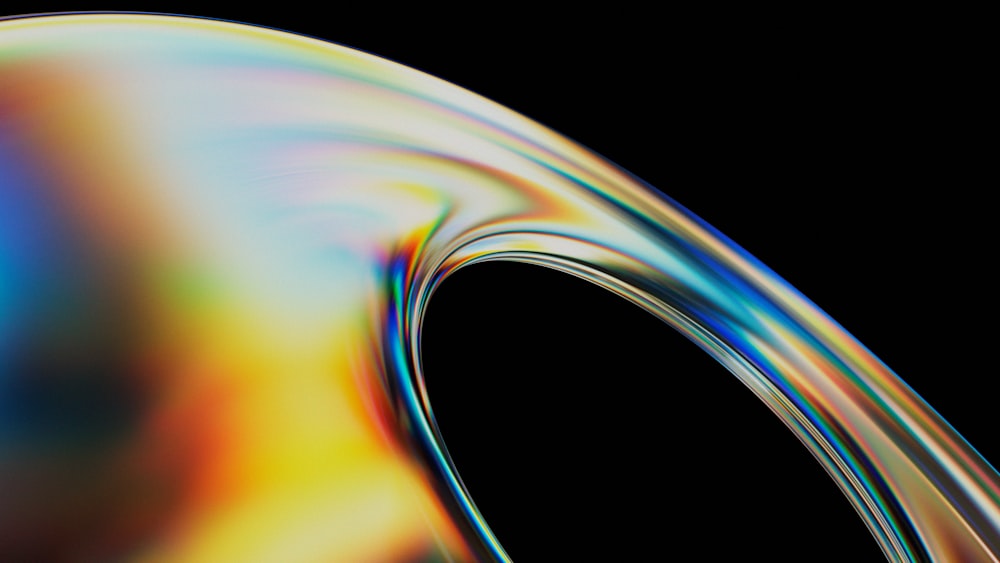 Una imagen abstracta de un objeto curvo con un fondo negro