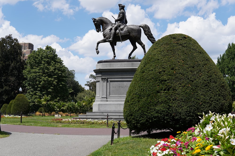 una statua di un uomo a cavallo in un parco