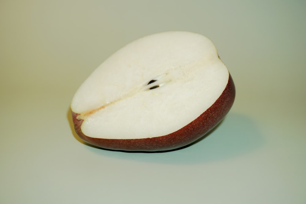 uma maçã meio comida sentada em cima de uma mesa