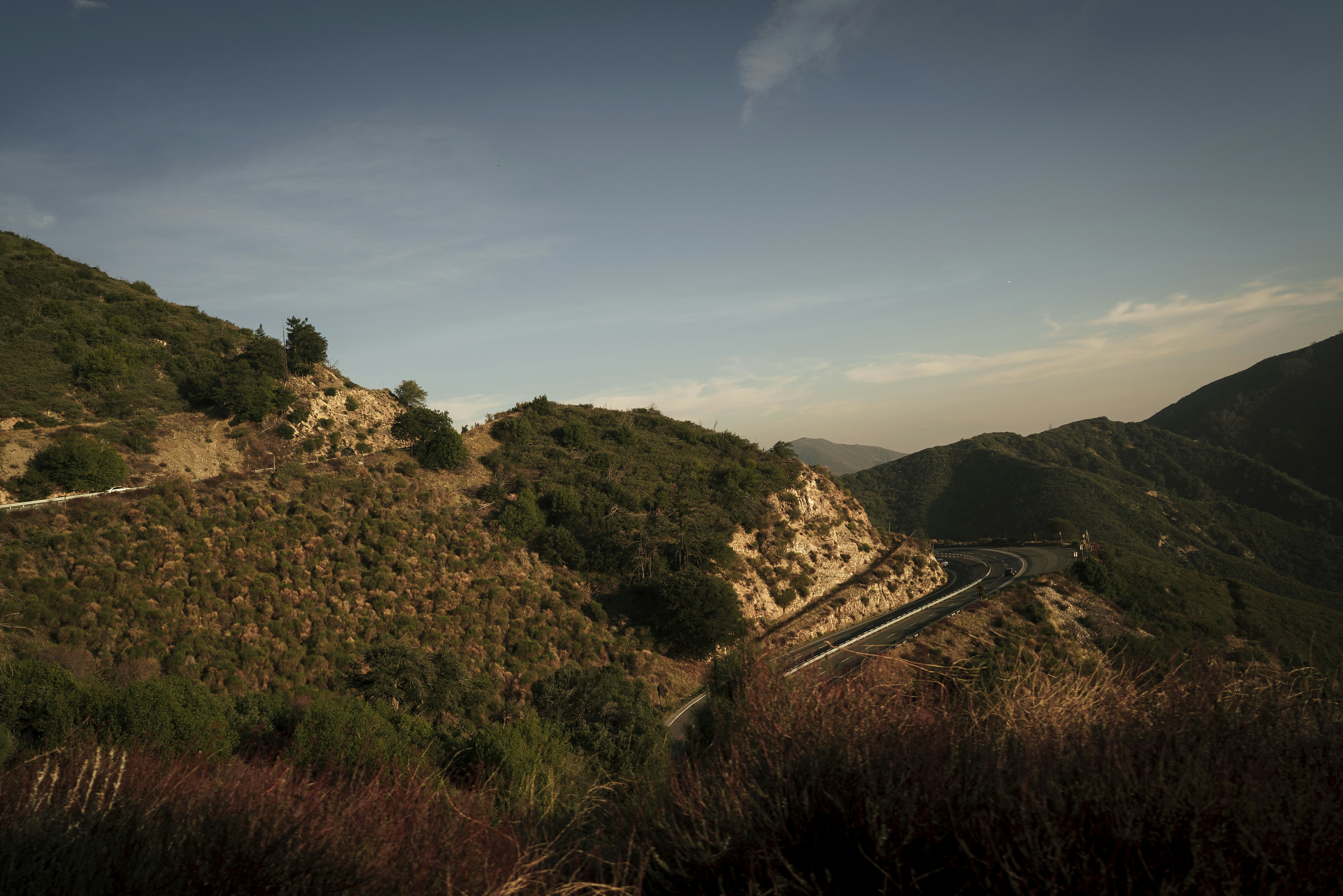 Una vista panoramica su una strada tortuosa tra le montagne