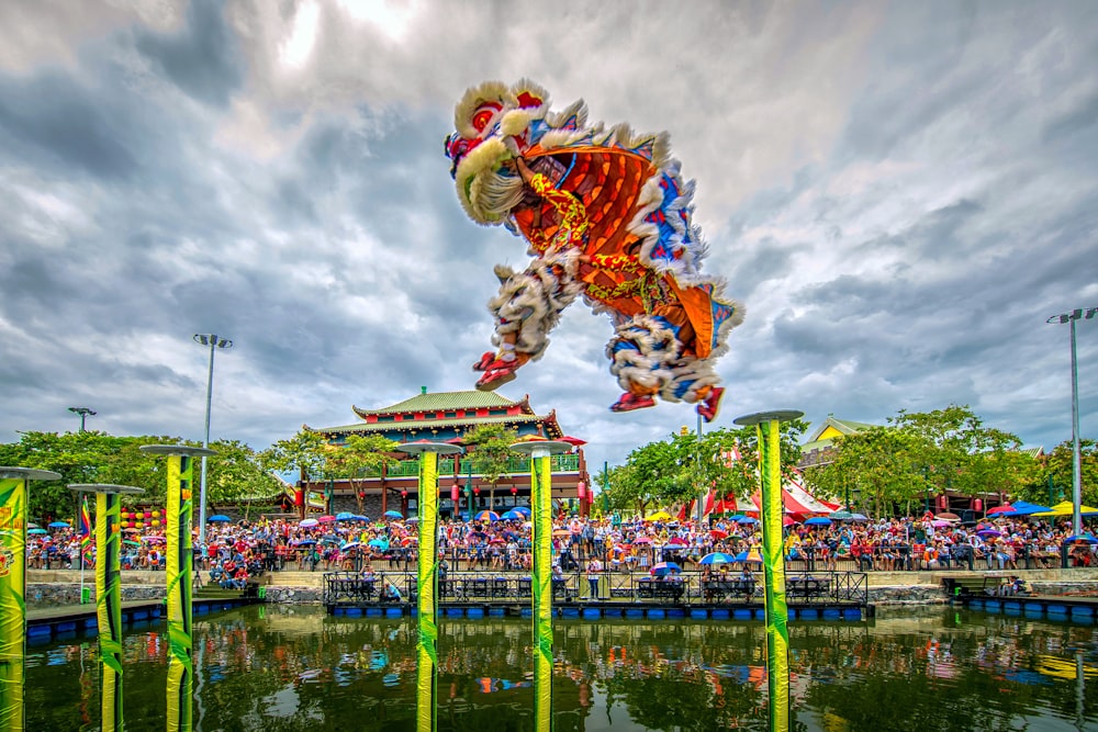 una estatua de dragón frente a una multitud de personas