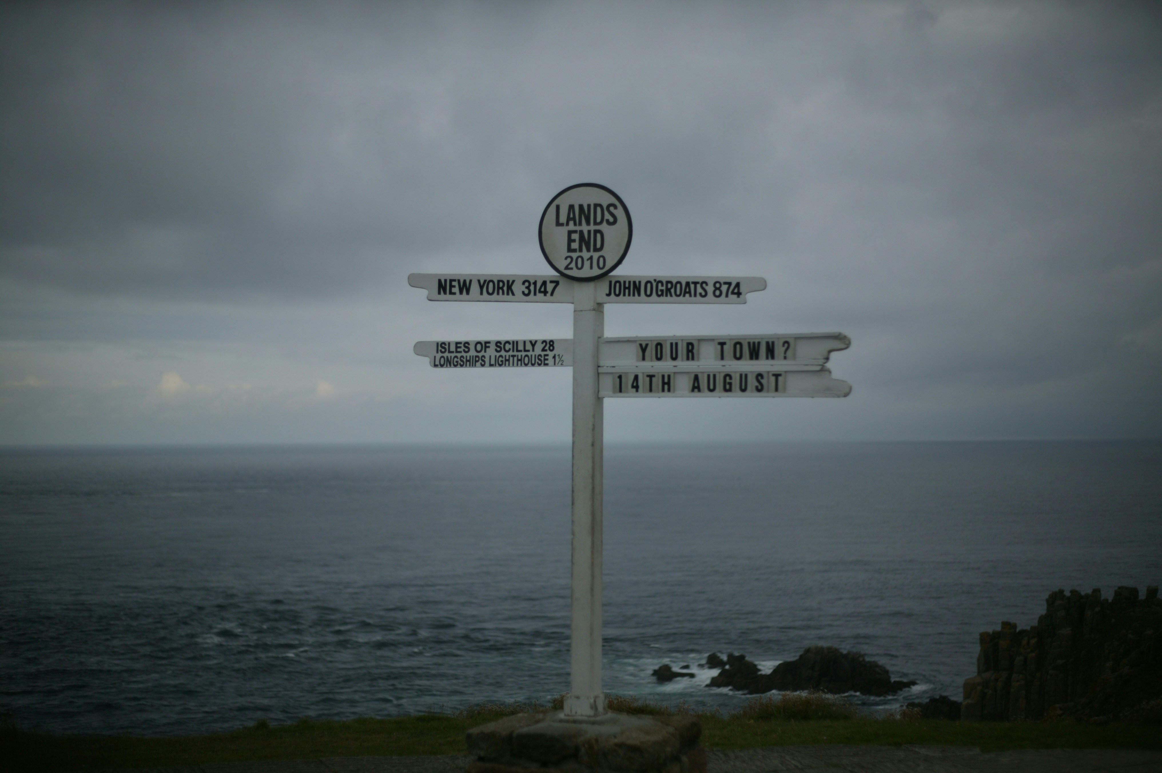 ein Straßenschild am Straßenrand in der Nähe des Ozeans