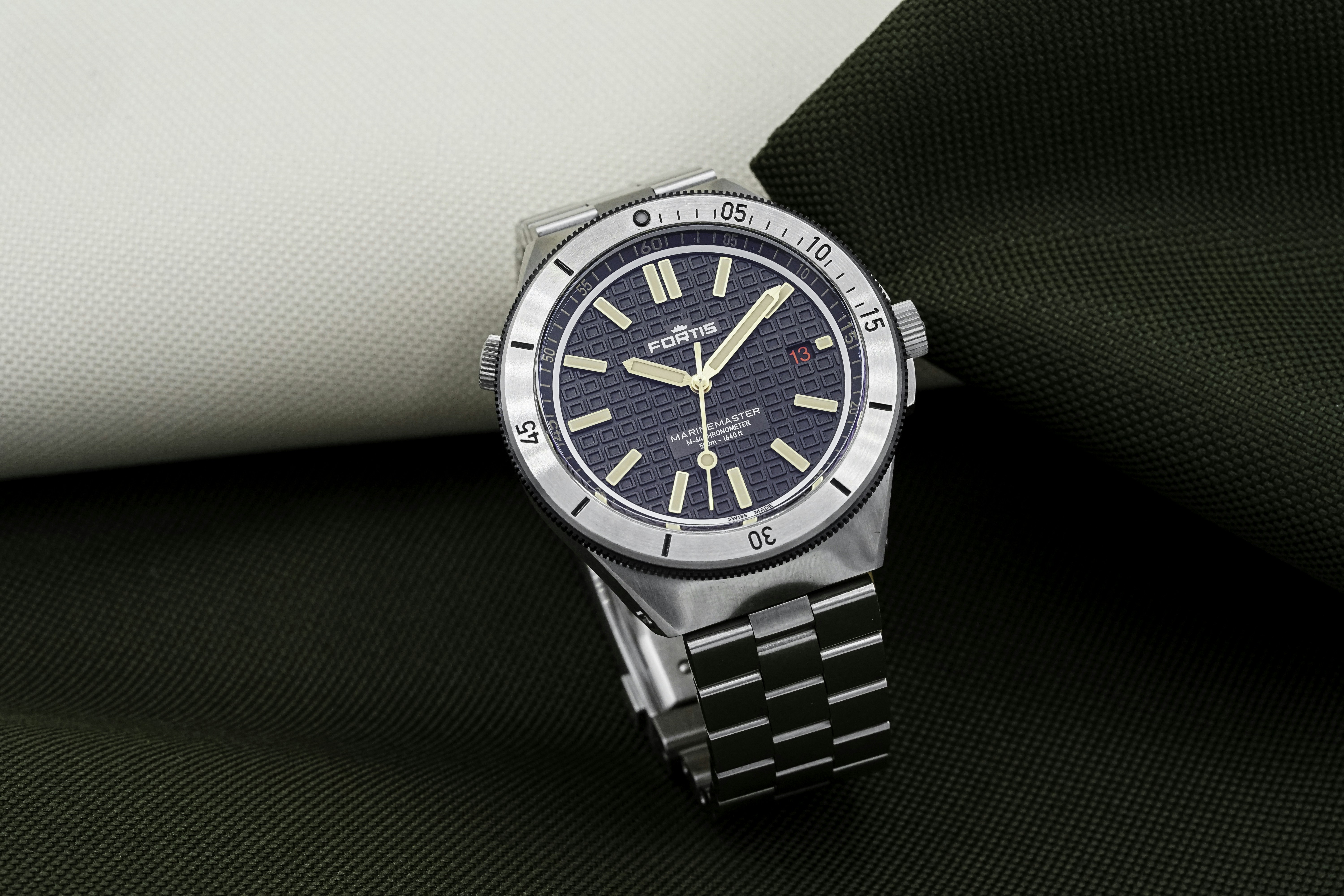 eine Uhr, die auf einem Stück Stoff sitzt