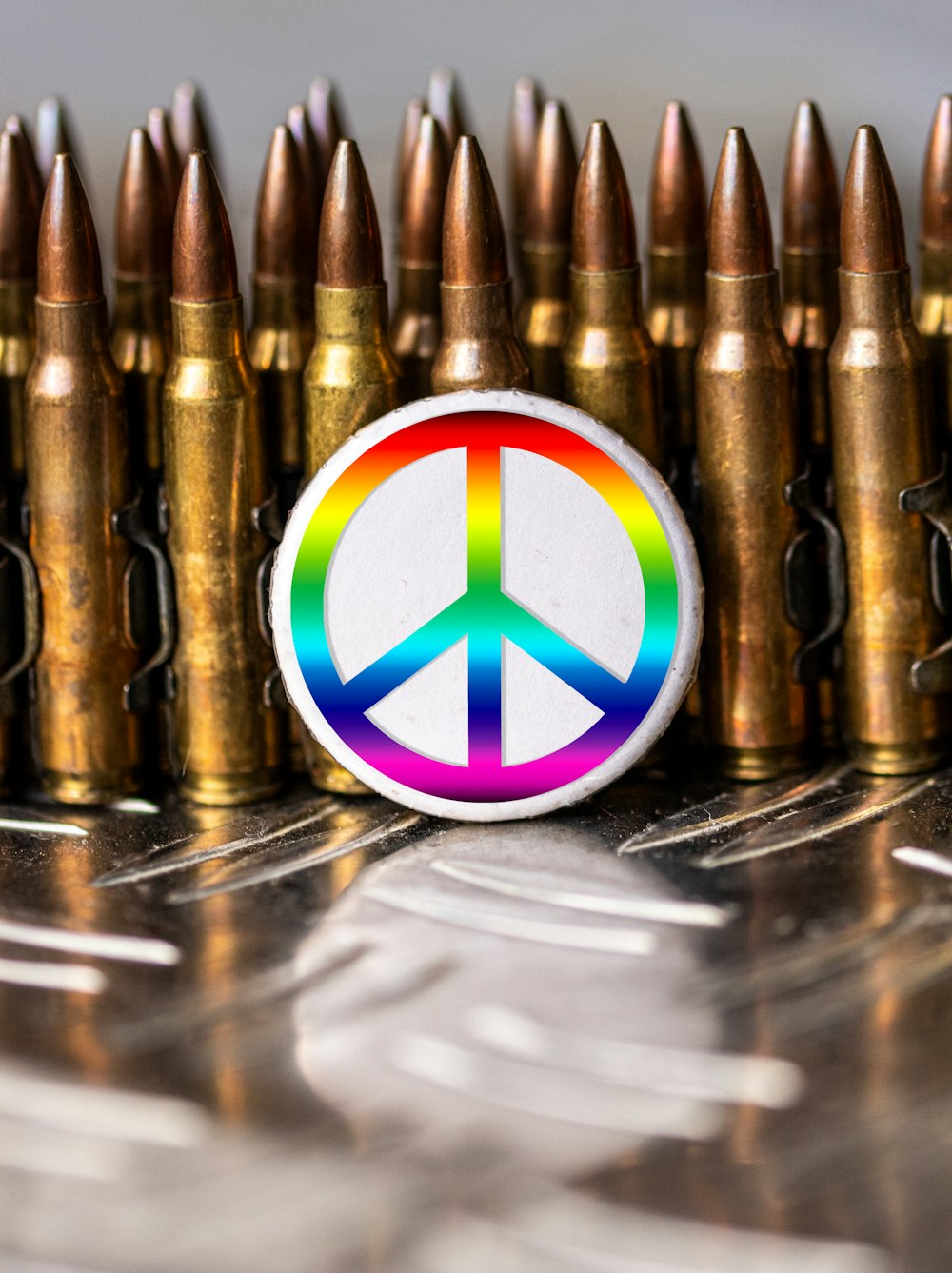 um sinal de paz em cima de um monte de projéteis de bala