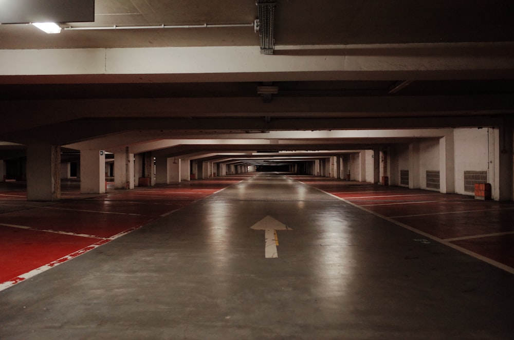 赤い床の空っぽの駐車場