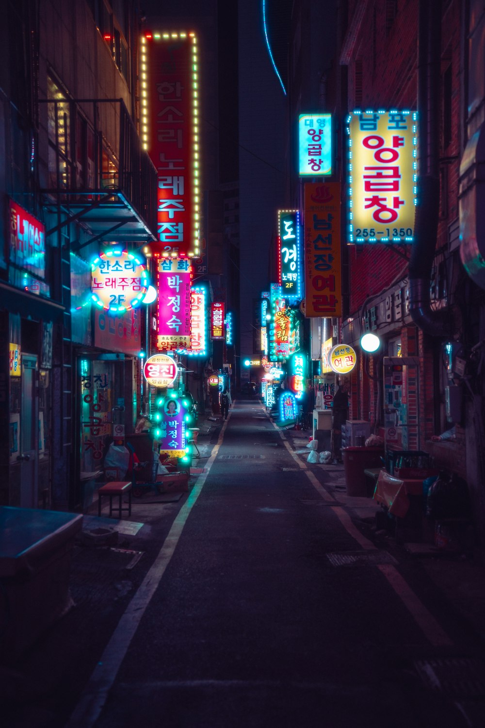 uma rua da cidade cheia de placas de néon