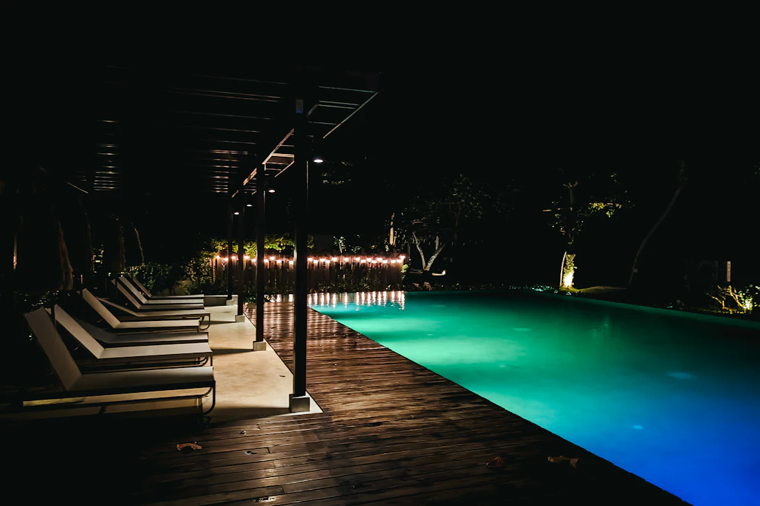 Beleuchteter Pool bei Nacht