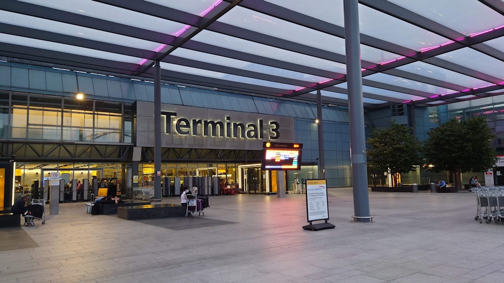 un terminal avec un panneau indiquant le terminal 3