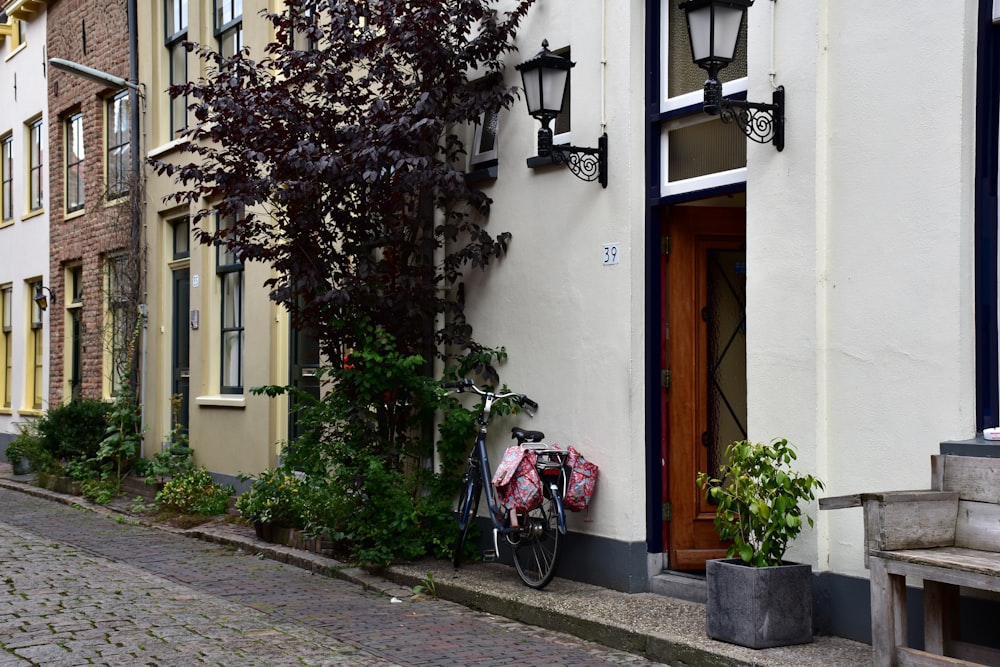uma bicicleta está estacionada ao lado de um edifício