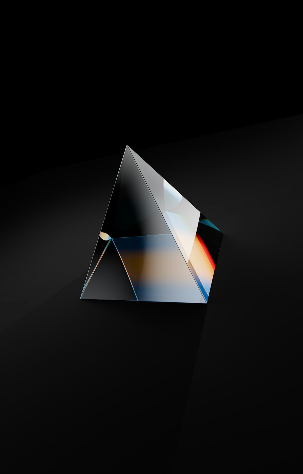 un fond noir avec un objet en forme de triangle