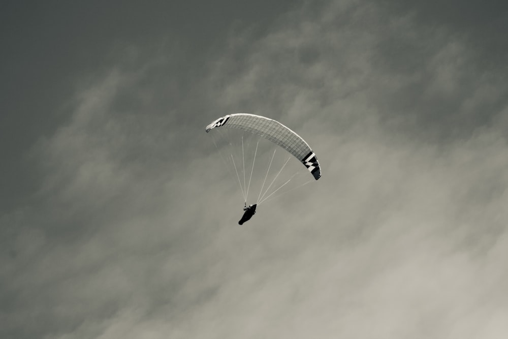 uma pessoa está parapenteando no ar em um dia nublado