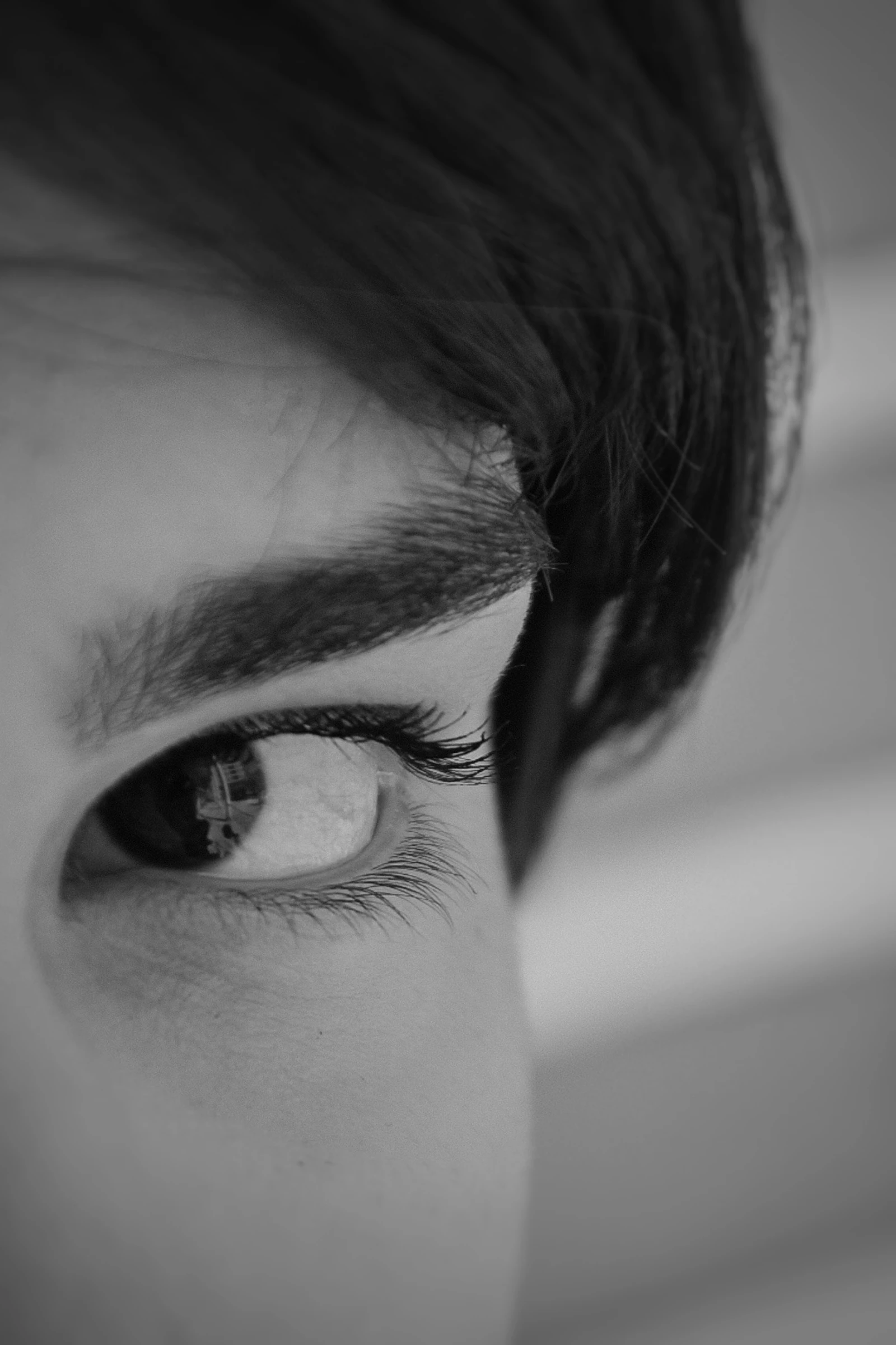 Mirada en primer plano con pestañas largas y sombras profundas