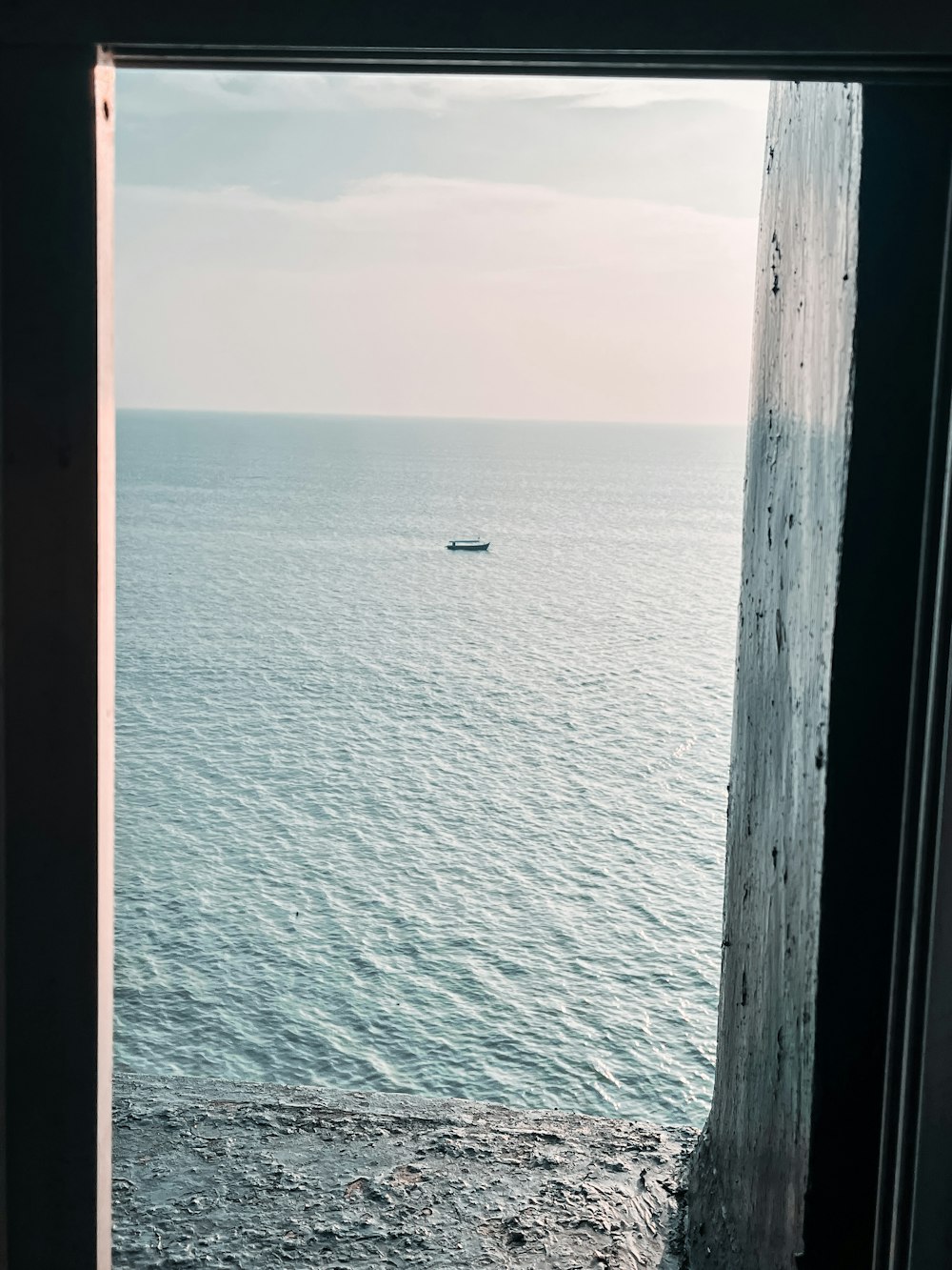 Blick auf das Meer aus dem Fenster