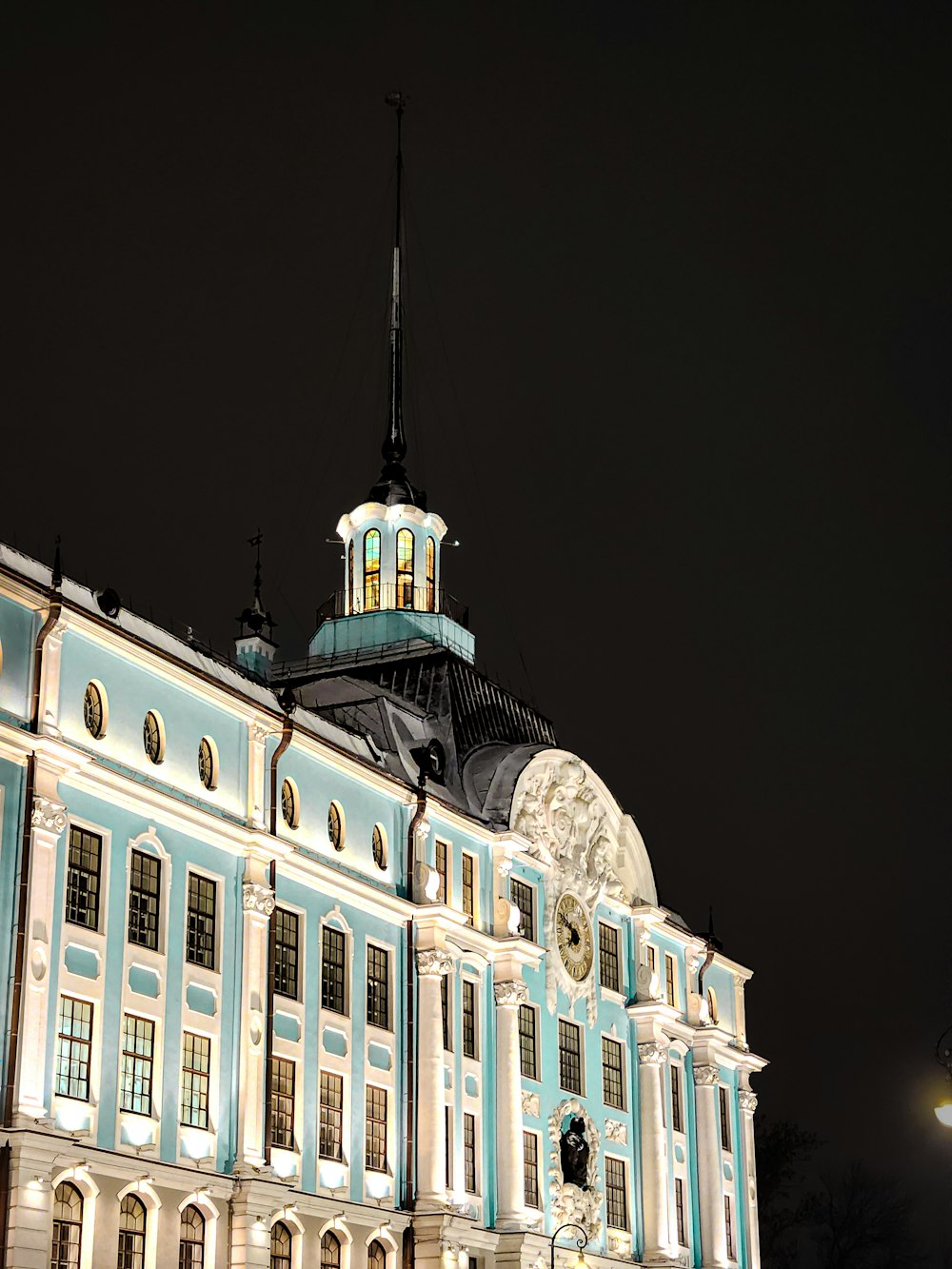 Un gran edificio con un reloj en la parte superior