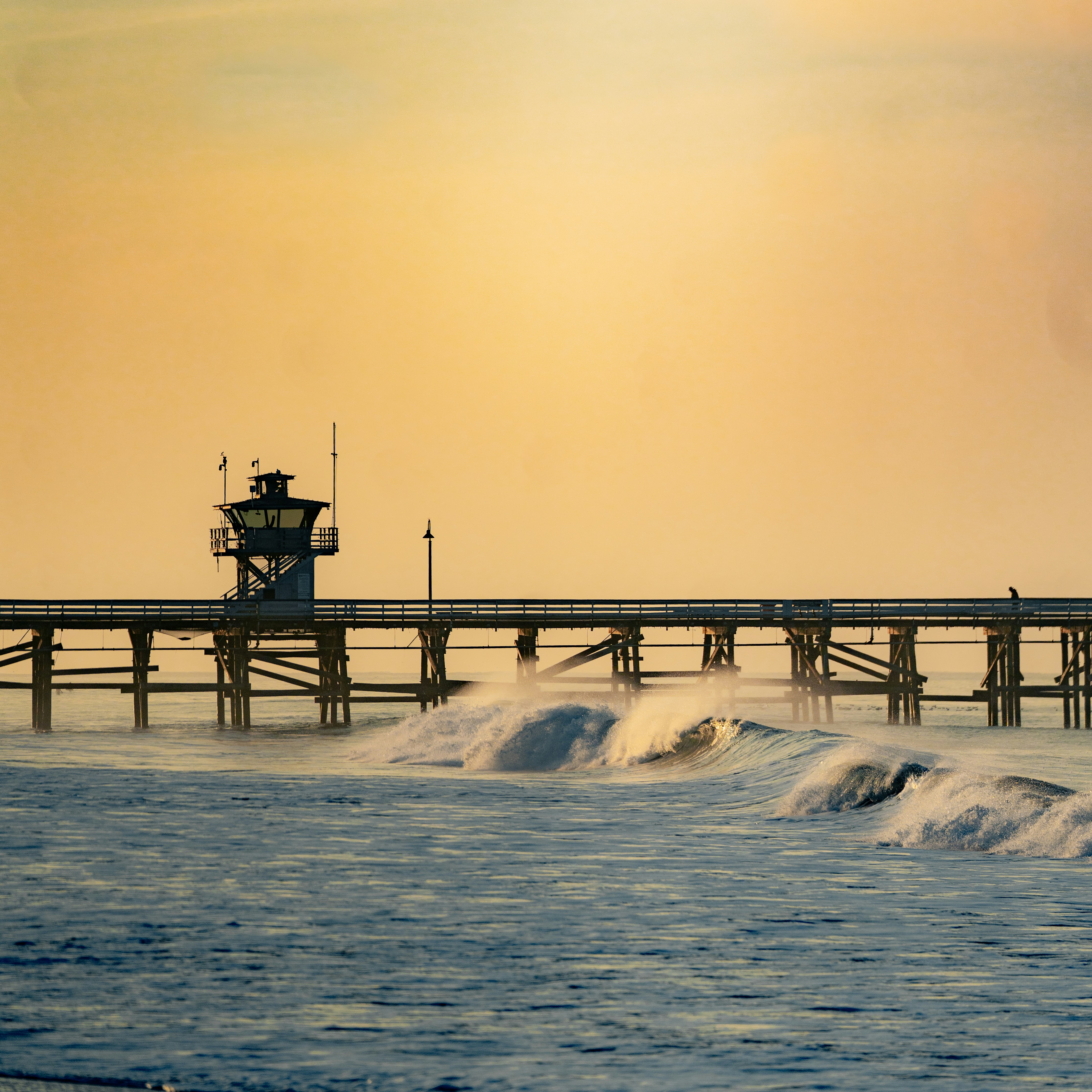 une jetée surmontée d’un phare ;
