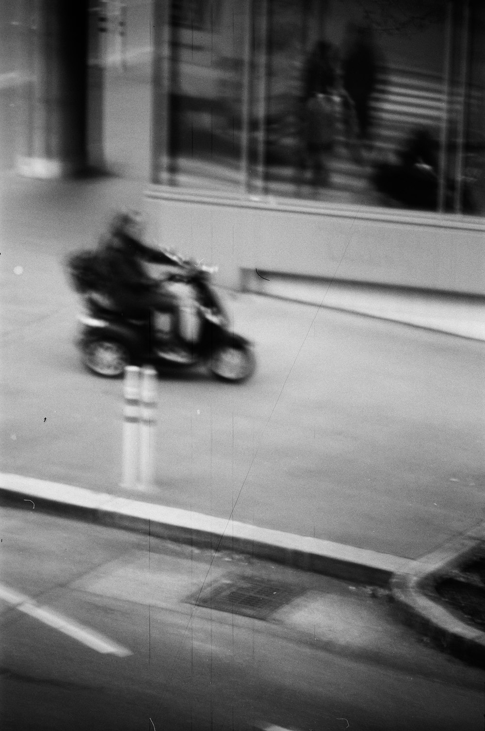 una persona que conduce una motocicleta en una calle de la ciudad