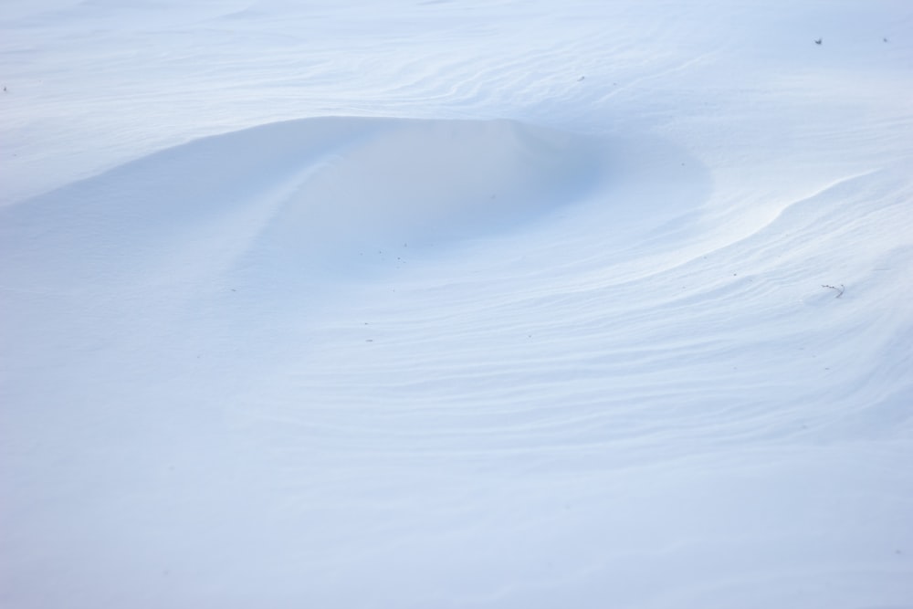 una persona montando esquís por una pendiente cubierta de nieve