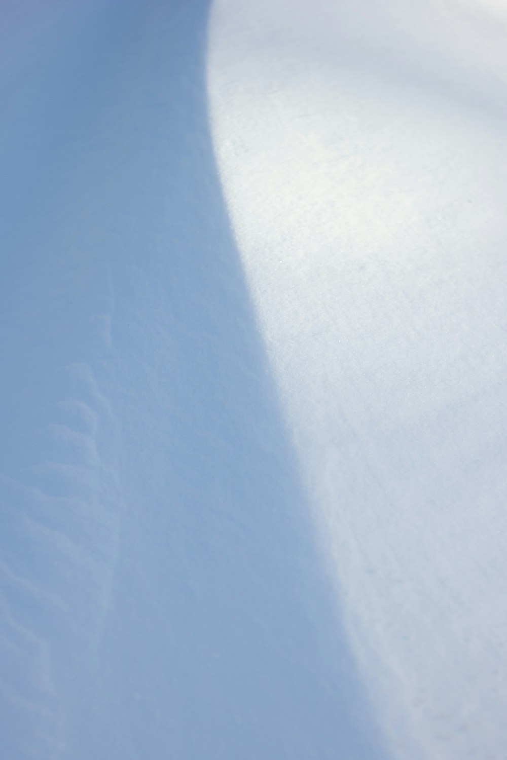 una persona montando una tabla de snowboard por una pendiente cubierta de nieve