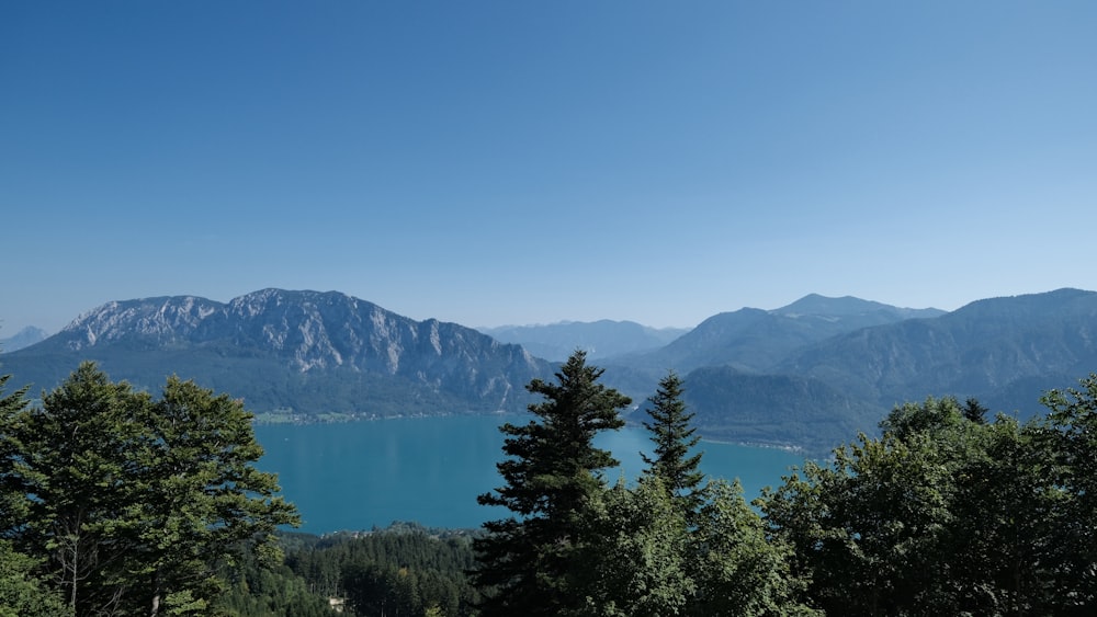 Una vista panorámica de un lago rodeado de montañas