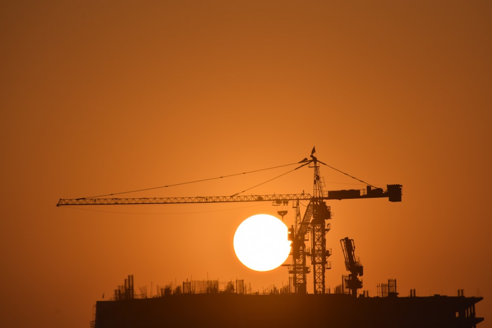 建設現場の向こうに沈む夕日