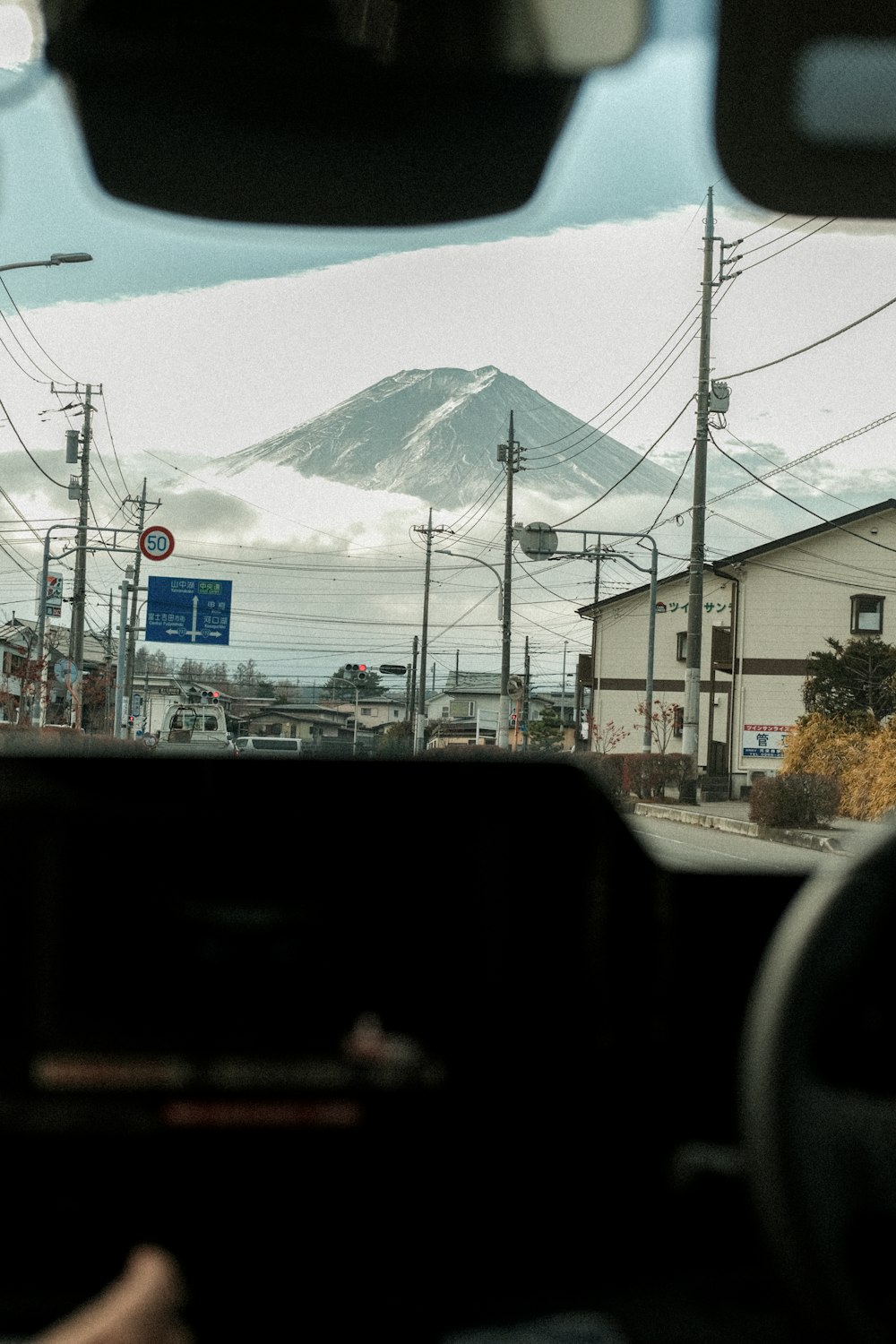 uma vista de uma montanha de dentro de um carro