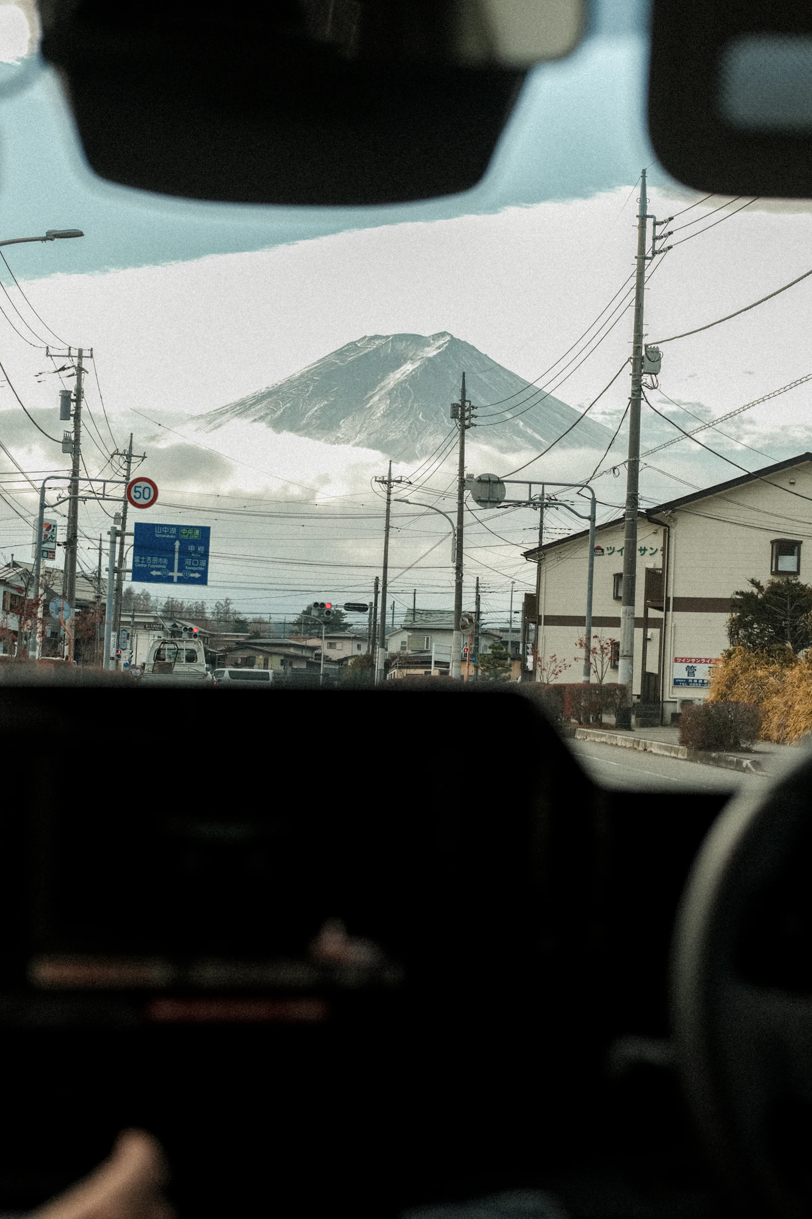 車内から見た山
