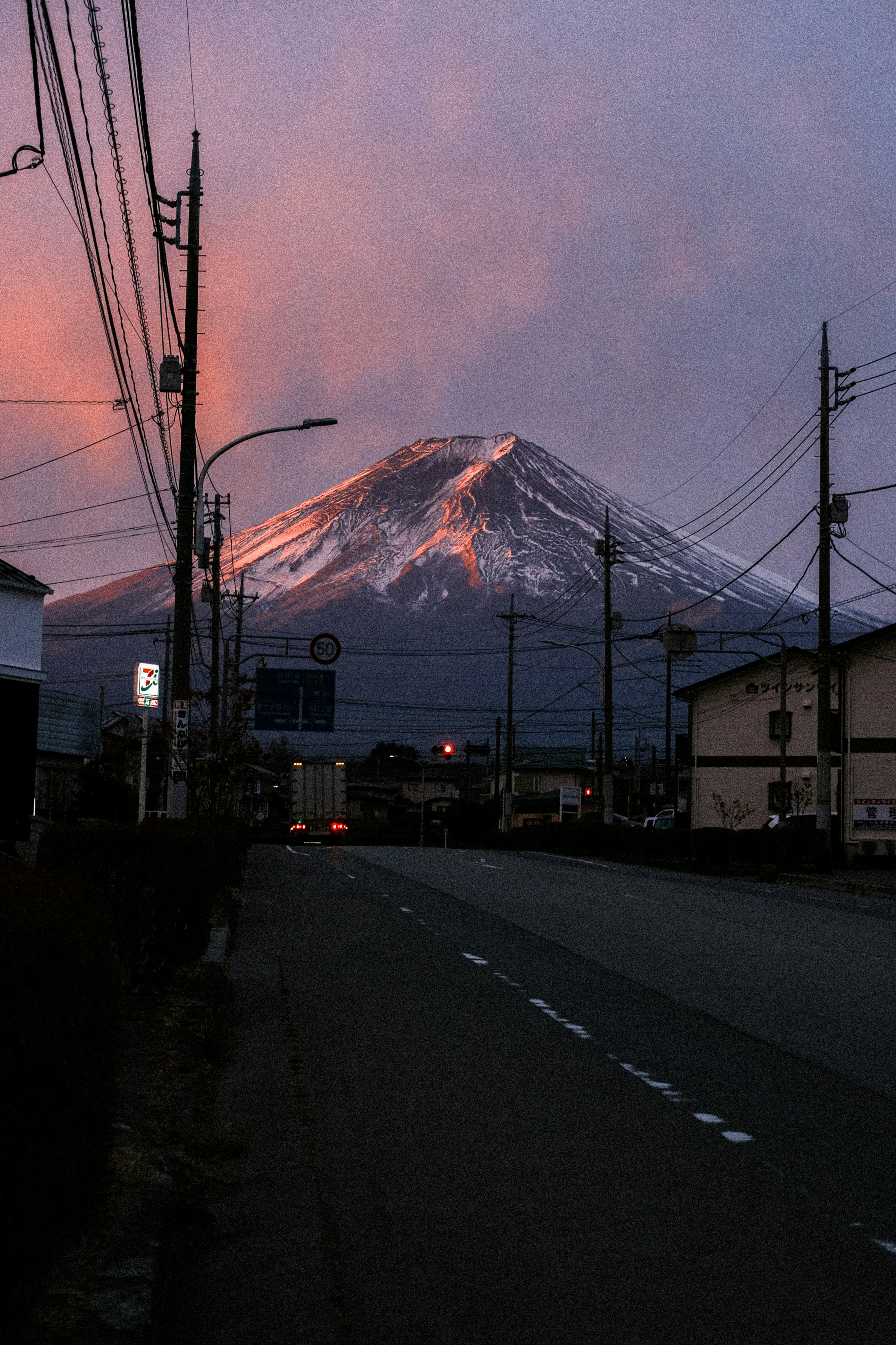 uma vista de uma montanha coberta de neve ao entardecer