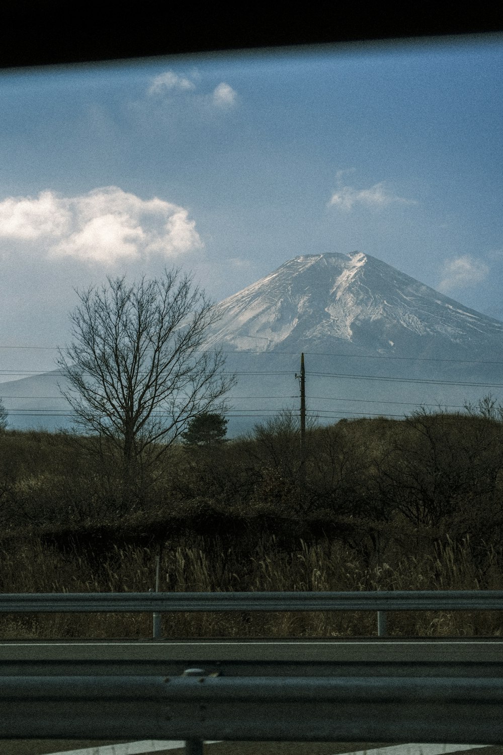 uma vista de uma montanha coberta de neve de uma rodovia