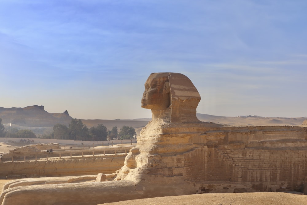 Una gran estatua de esfinge en medio de un desierto