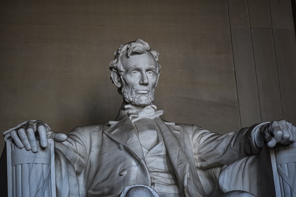 Una estatua de Abraham Lincoln sosteniendo un bastón