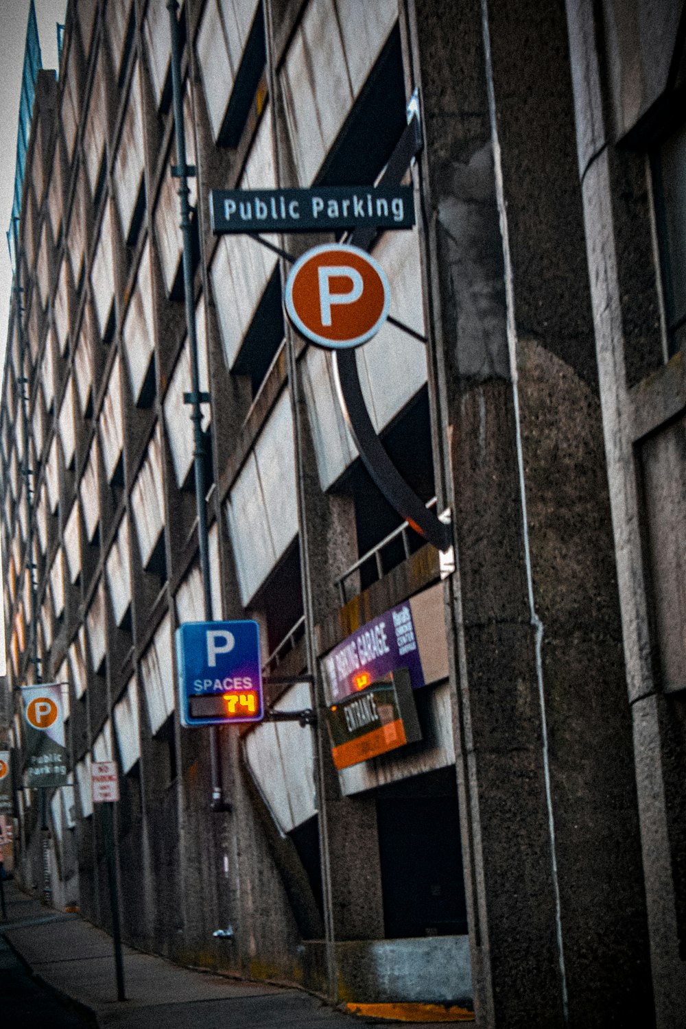 a public parking sign on the side of a building