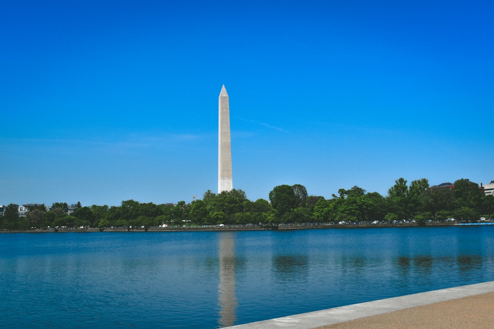 Blick auf das Washington Monument von der anderen Seite des Wassers