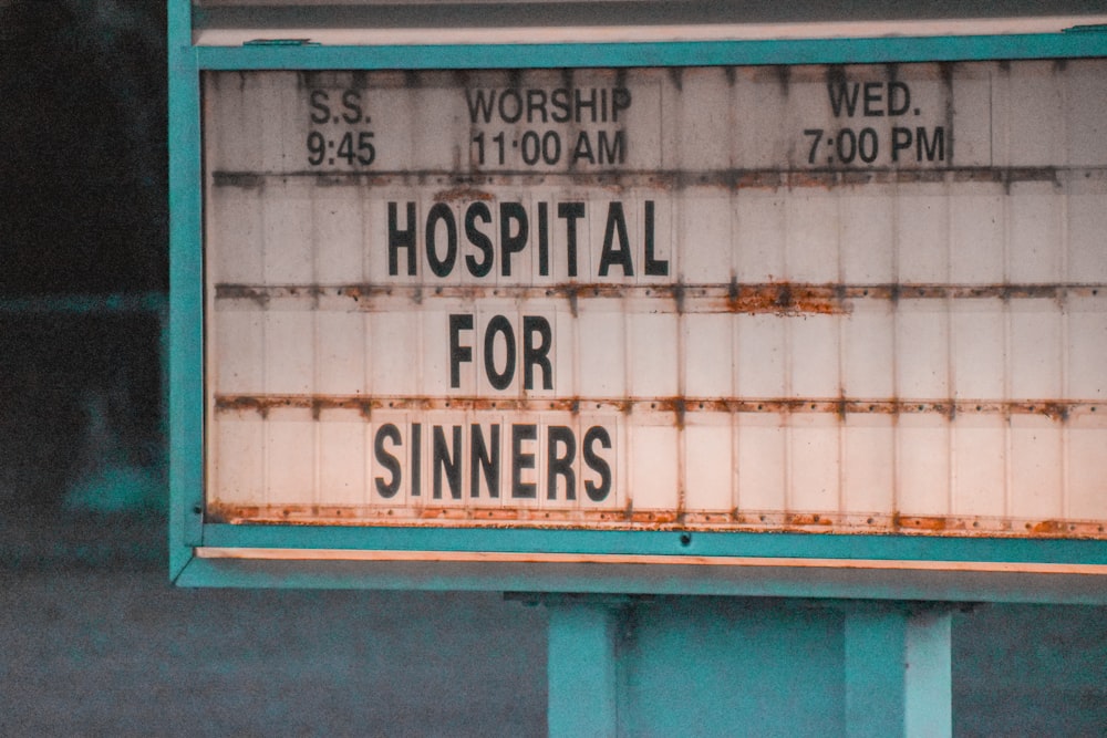 Ein Schild "Krankenhaus für Sünder" an der Seite eines Gebäudes