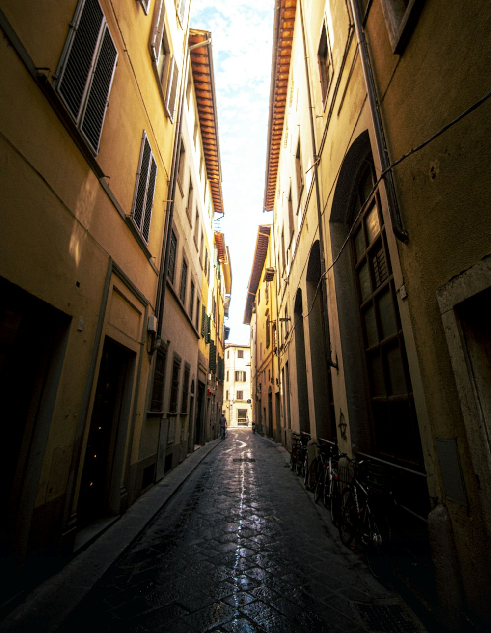 a narrow alleyway between two buildings in a city
