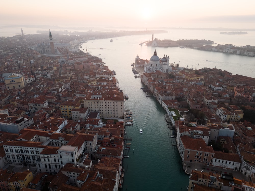 une rivière qui traverse une ville à côté de grands immeubles