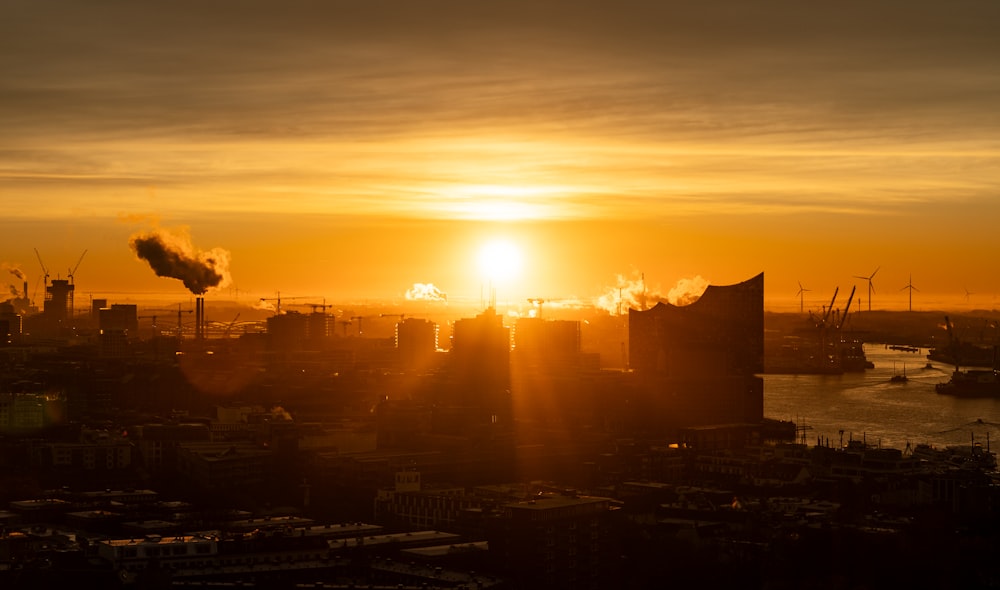 Le soleil se couche sur l’horizon d’une ville