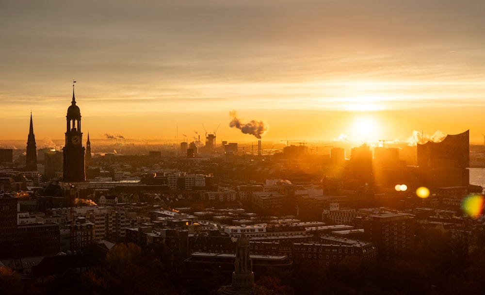 Le soleil se couche sur une ville aux grands immeubles