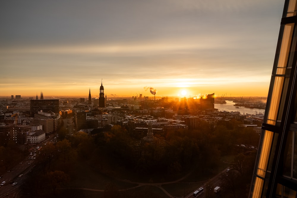 Le soleil se couche sur une ville aux grands immeubles