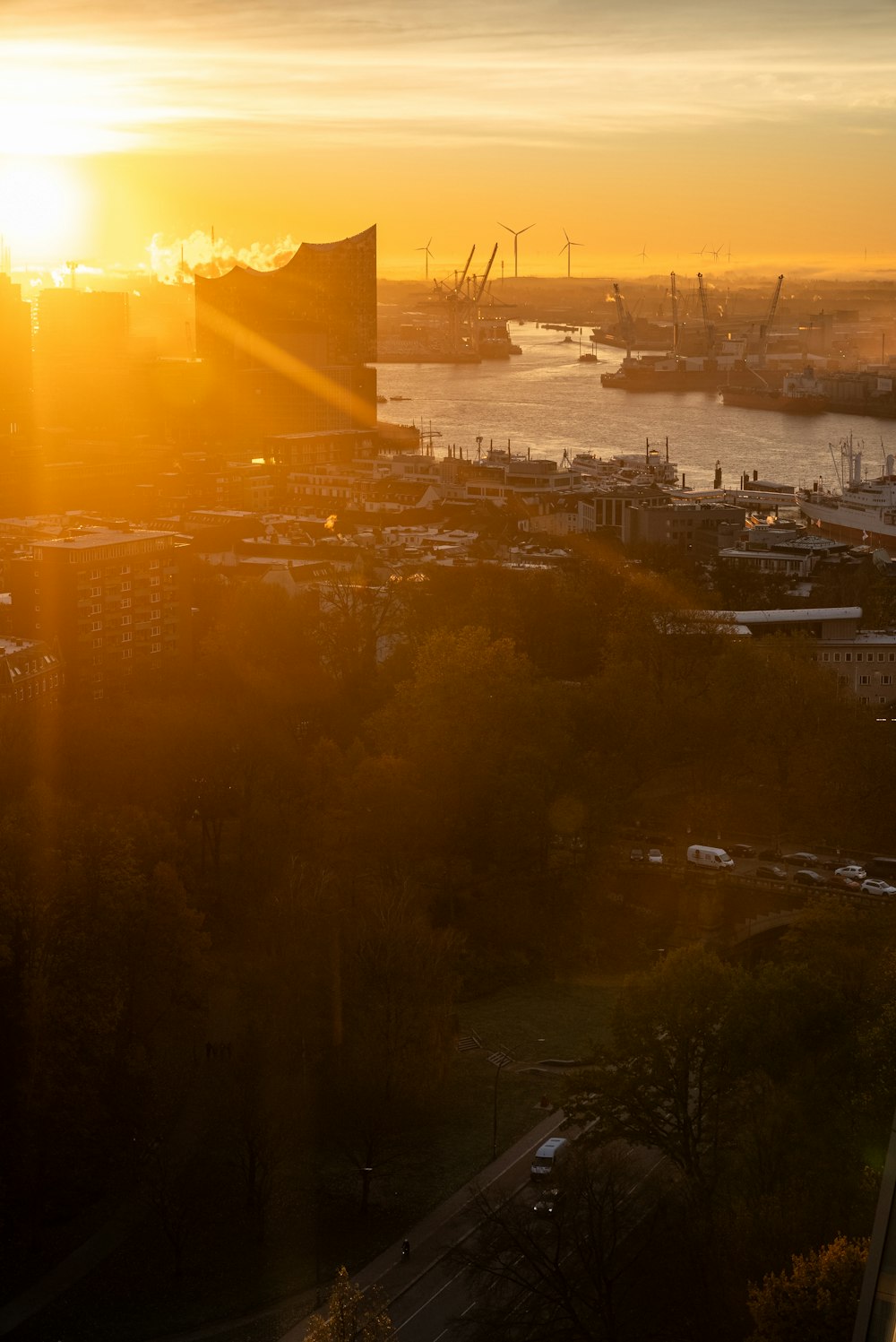 Le soleil se couche sur une grande ville