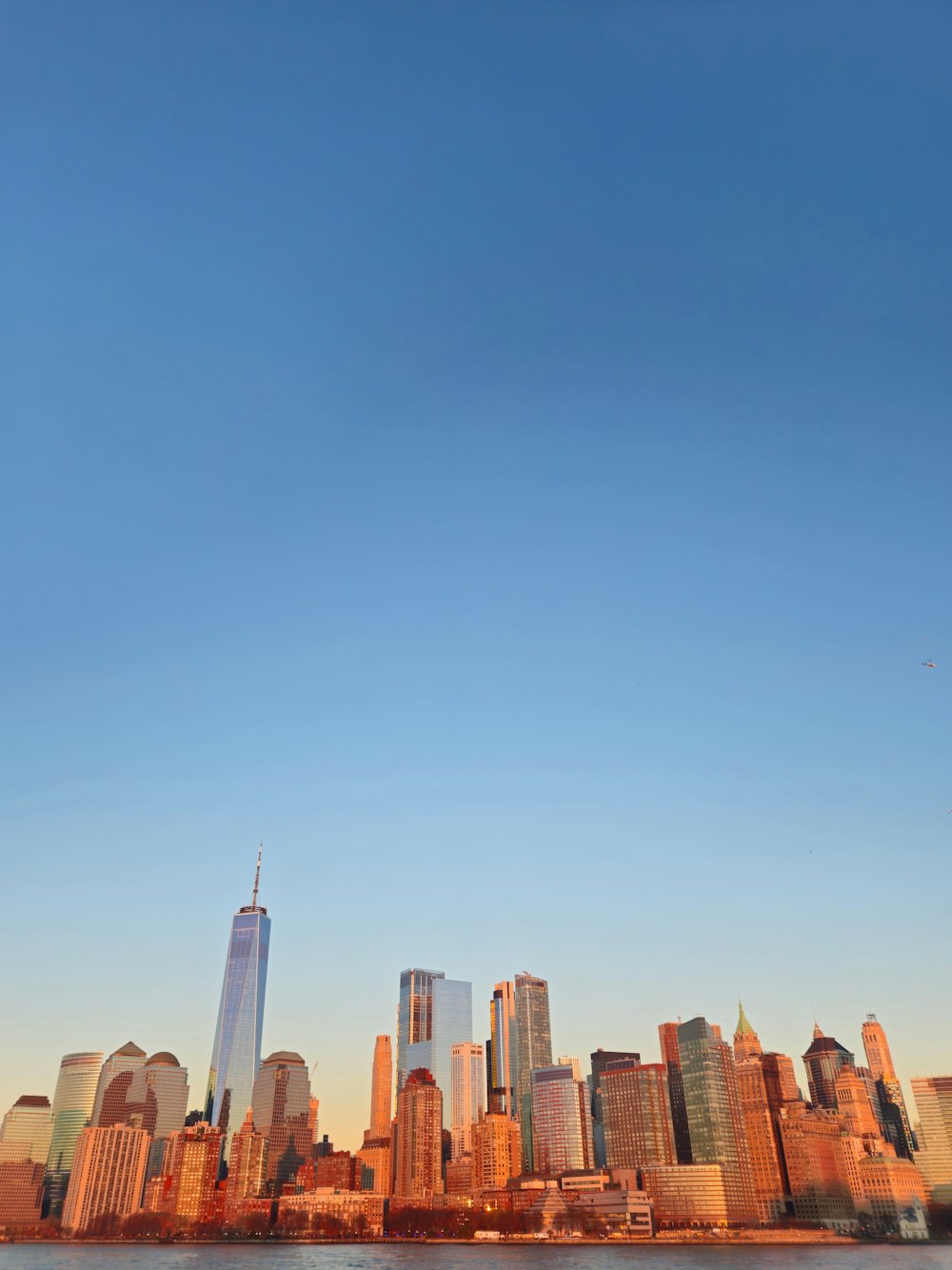 Una vista del horizonte de una ciudad desde el agua