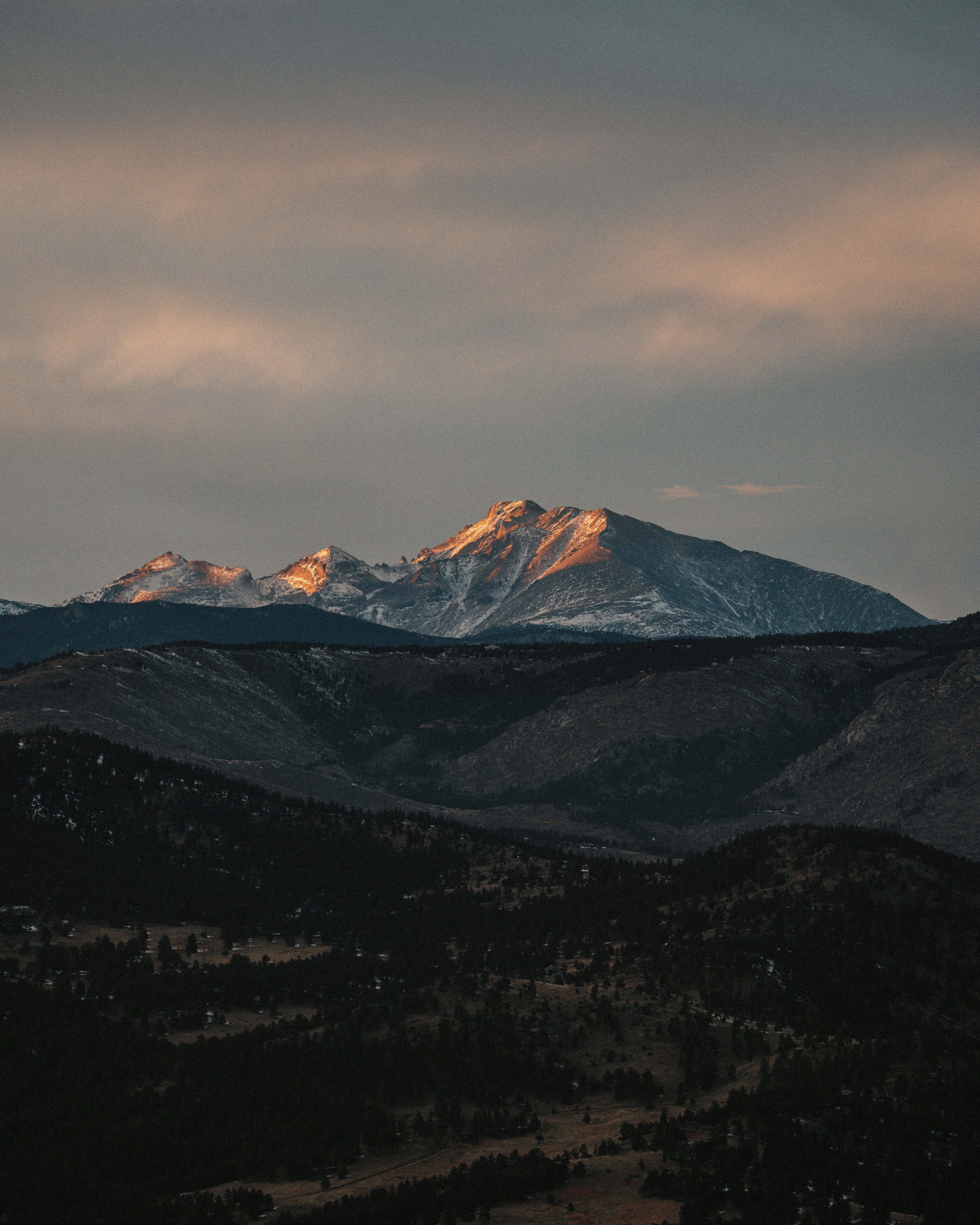 une vue d’une chaîne de montagnes au coucher du soleil