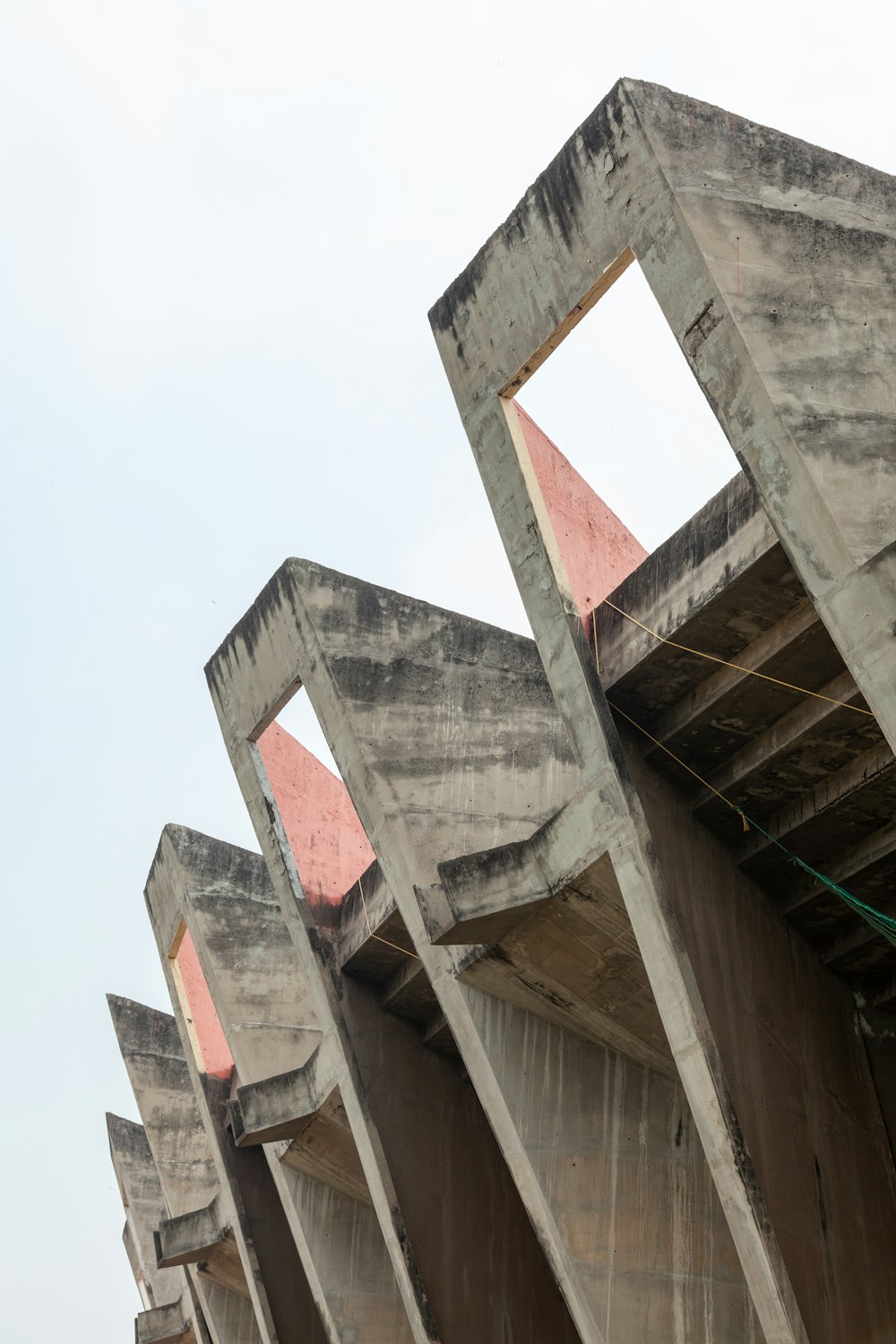 una hilera de estructuras de hormigón con un fondo de cielo