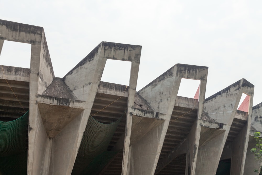 una hilera de estructuras de hormigón con un fondo de cielo