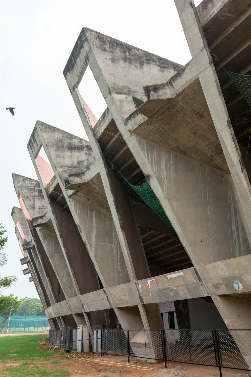 eine große Betonkonstruktion, die auf einer üppig grünen Wiese sitzt